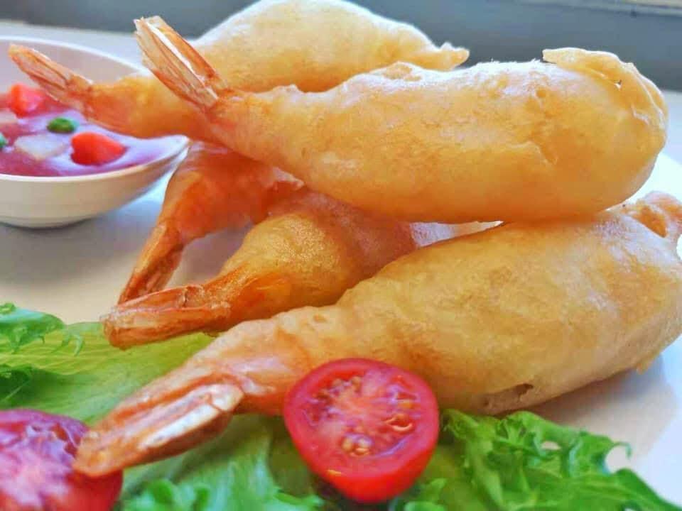Sprøtt innbakt scampi servert med salat og tomat