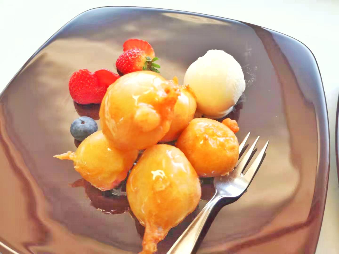 Frityrstekt dessert med vaniljeis og friske bær