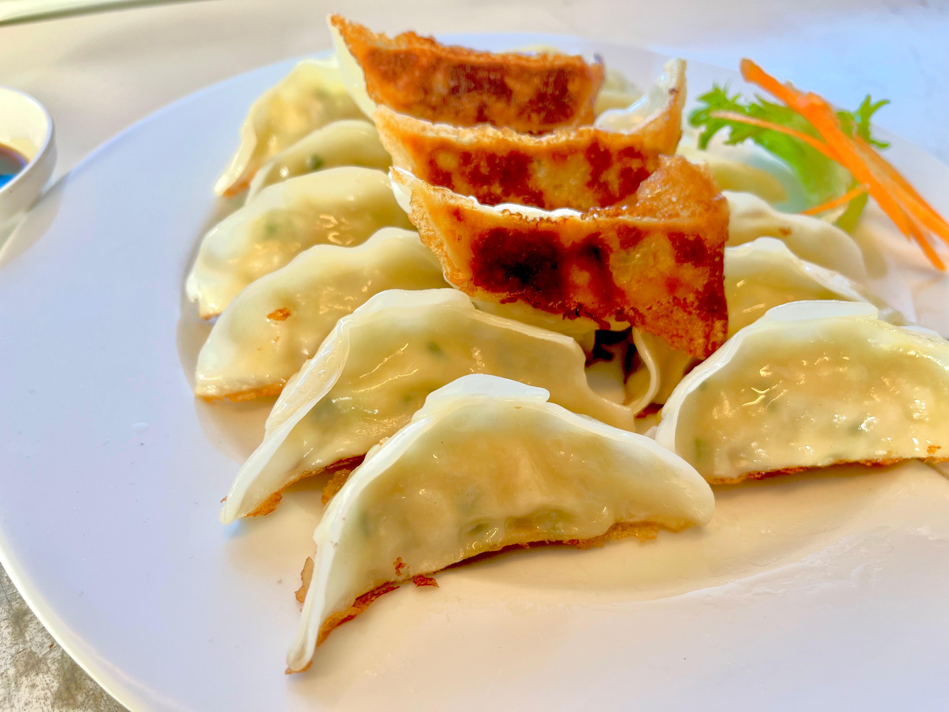 Sprøstekte dumplings servert på tallerken